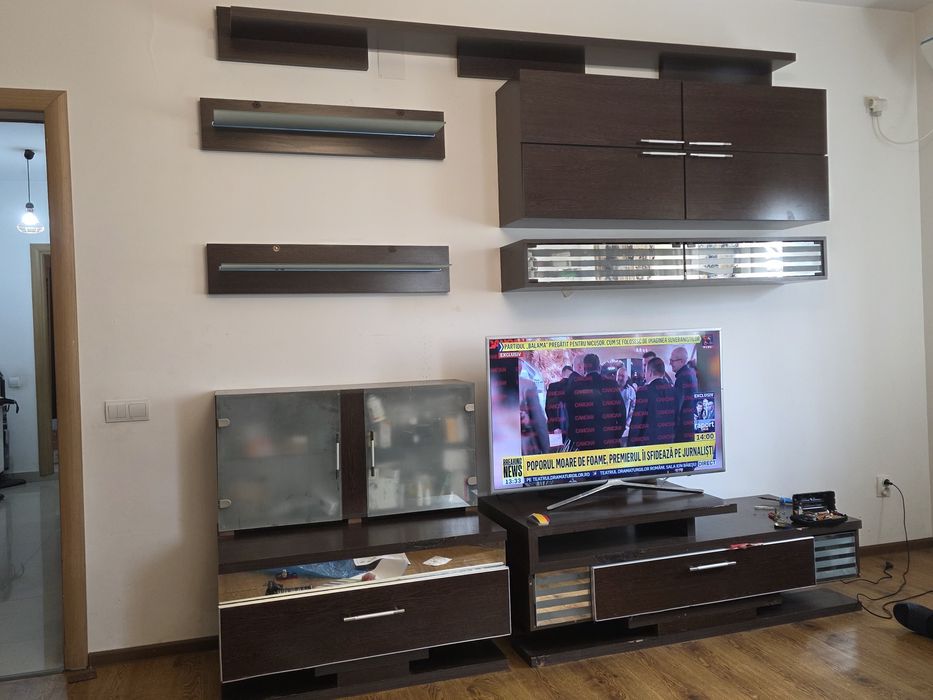Vând mobilă living modernă și solidă. Necesită ușoare reparații de căn
