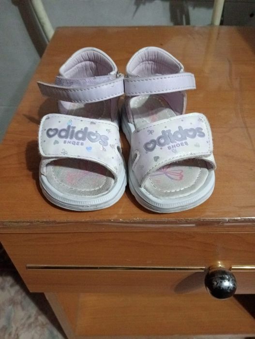 Продам сандалики и кросовачки