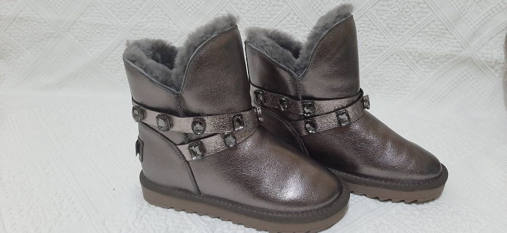 Cizme noi model UGG  marimea 36 int 22 cm