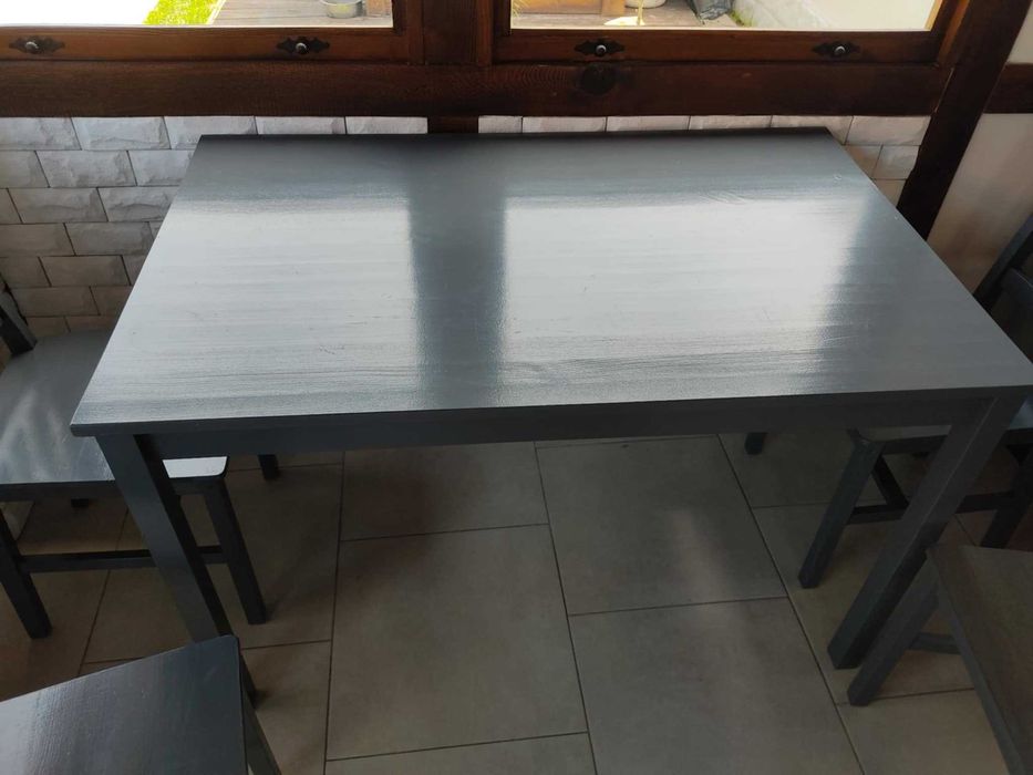 Дървена маса със столове