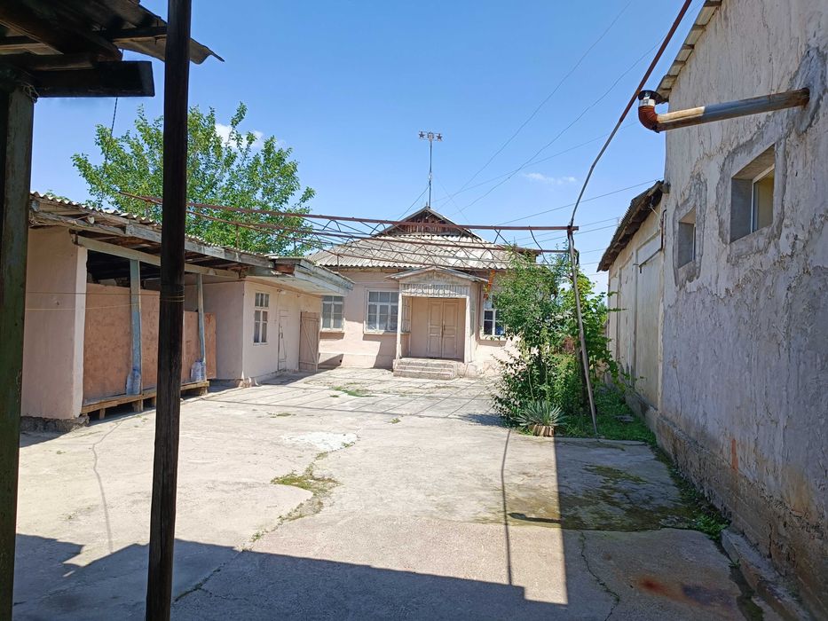 Сырдарё шахрида 14 сотих, 5 хонали ховли уй сотилади.