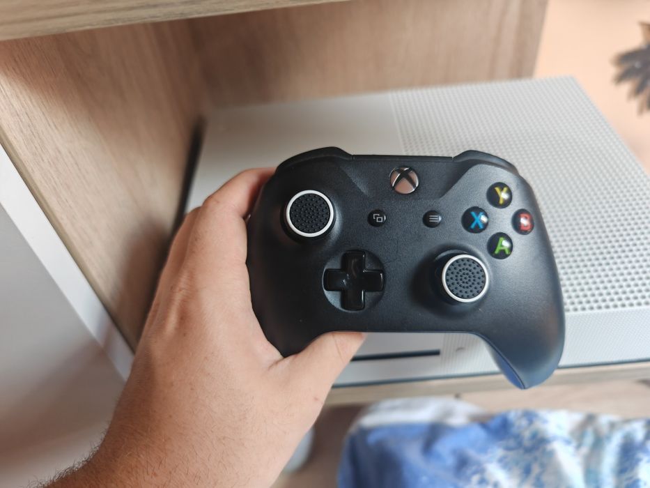 XBOX one s 1TB+volan (citiți descrierea)