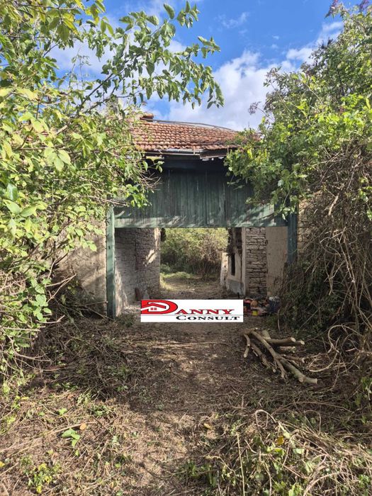 Двуетажна стара къща с двор в с. Обединение - обл. Велико Търново