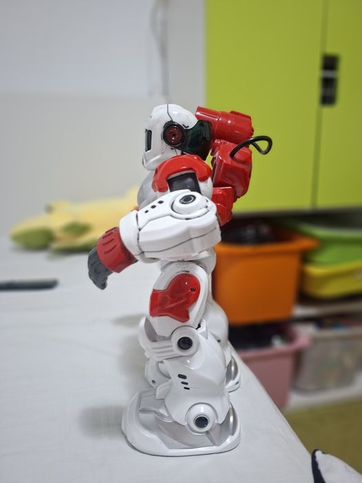 Robot inteligent cu telecomanda pentru  copii