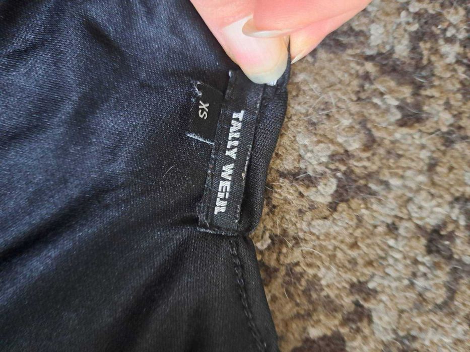 черна блуза със златисти пайети