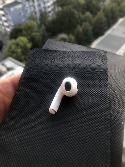 Дясната слушалка airpods