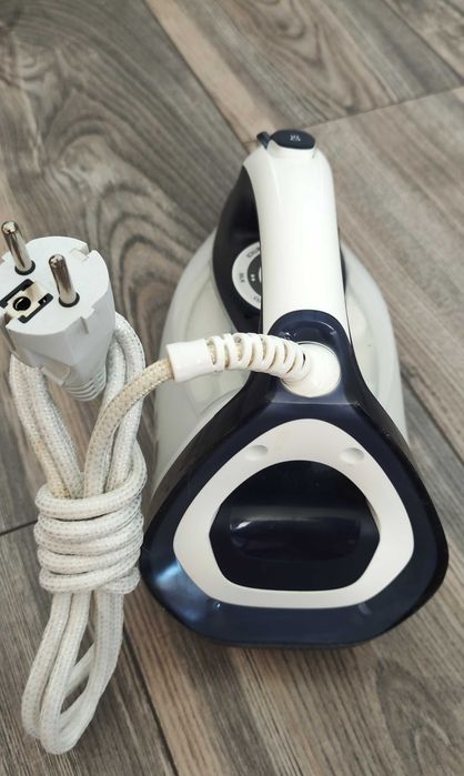 Парна ютия Philips Azur NL9206AD-4, 2400 W, Незалепваща гладеща плоча Steam Glide Plus, като ново
