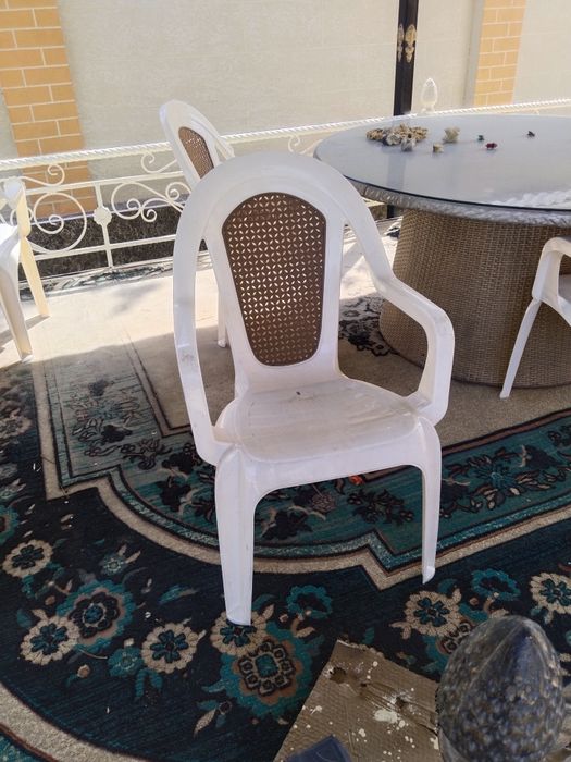 Пластиковые кресла .