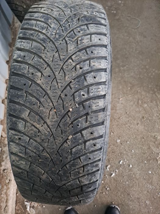 Продам автошины  зимние  размер  215×60