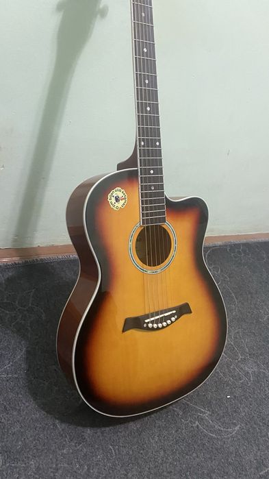 Akostika gitara sotiladi