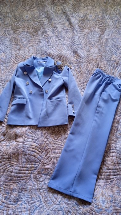 Продам костюм для девочки