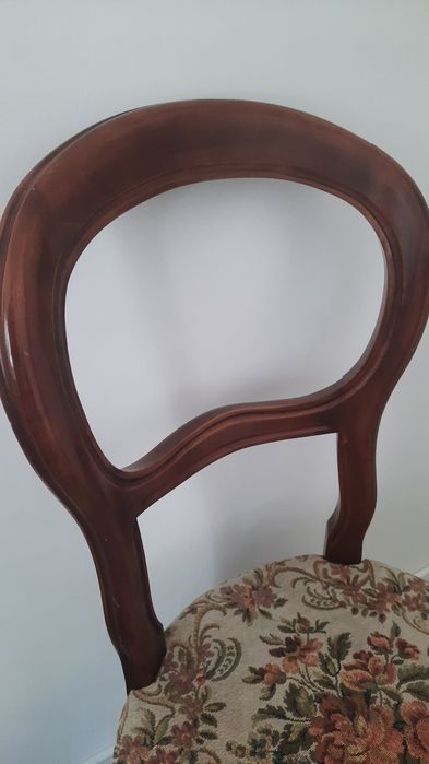 Vând masa plus 4 scaune lemn masiv.