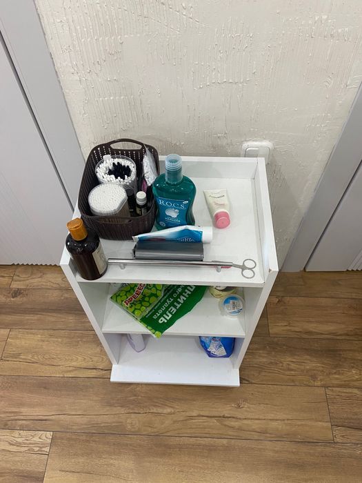 Продам белую этажерку на колесах