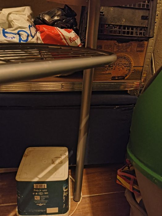 Бар маса с малки забележки