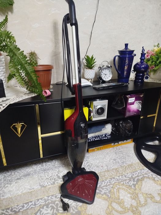 Вертикальный пылесос ,в отличном состоянии