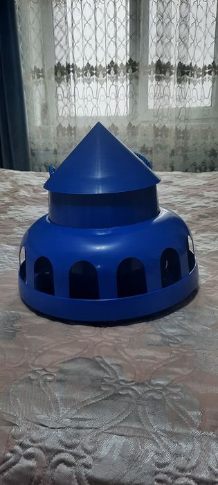 Закрытая кормушка для голубей