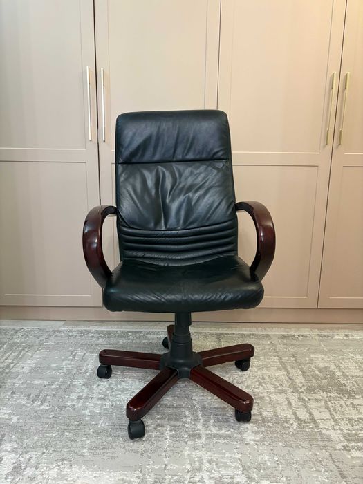 Кожаное кресло с красным деревом