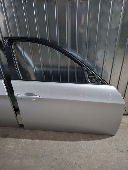 Usa dreapta fata BMW E90 E91 culoare 354 Titan Silber in stare foarte buna fara defecte