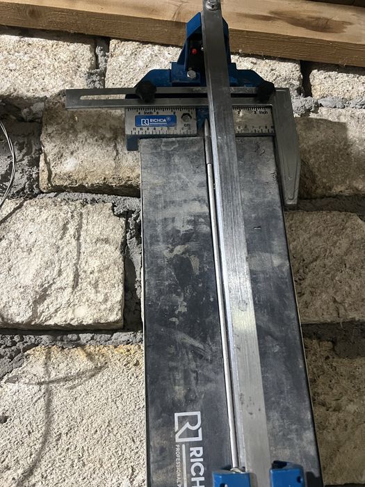 Продам плиткорез.