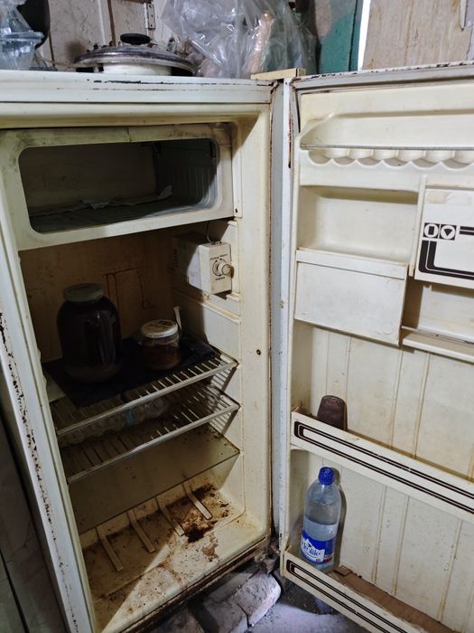 два холодильника советских