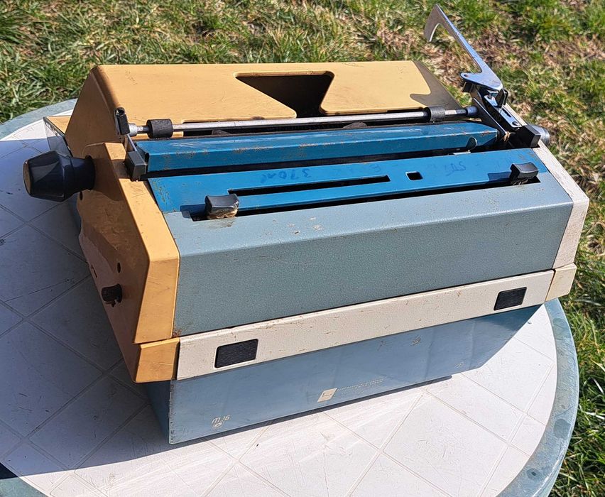 Породавам запазена, работеща пишеща машина ОПТИМА М16