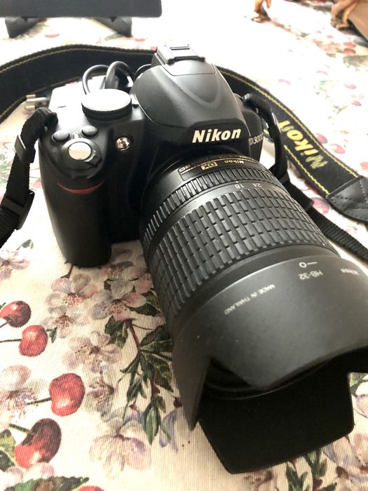 Aparat foto Nikon D3000 cu obiectiv 18-105