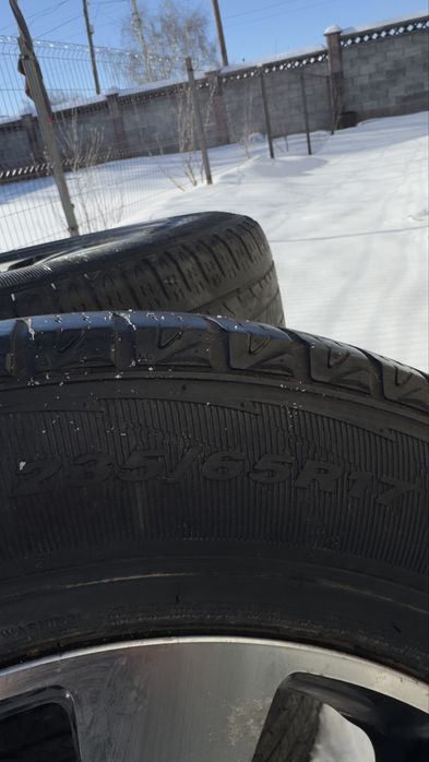 Резина на дисках  235 65 R17