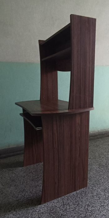 Бюро с надстройка