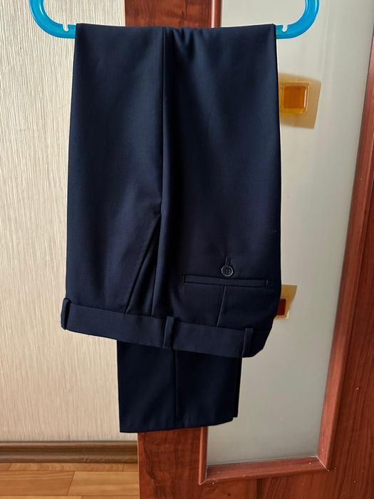 Продам школьный костюм 42