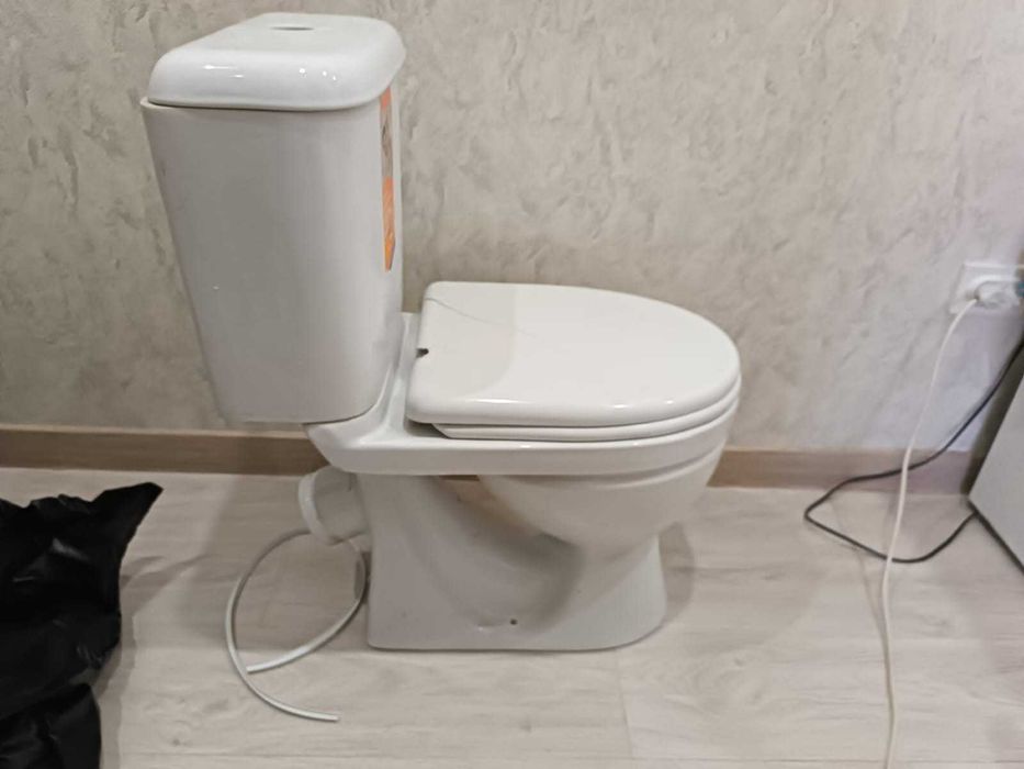продам унитаз с бачком в сборе