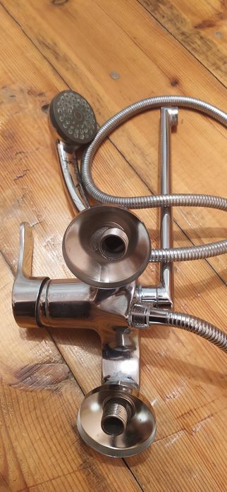 Смеситель для ванны.