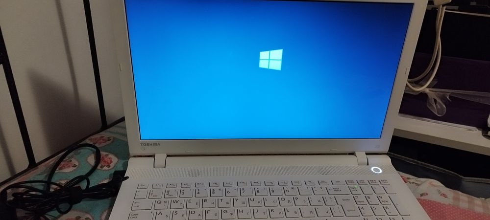 Бял лаптоп Toshiba