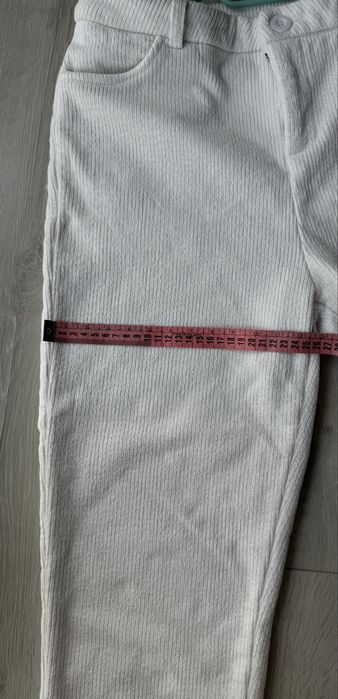 Белые вельветовые с флисом штаны в М размере.