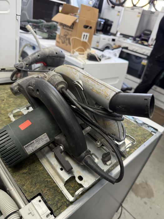 Продавам професионален ръчен циркуляр METABO