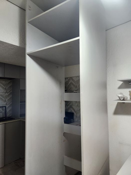 Полки самовывоз, нужно одну раскрутить