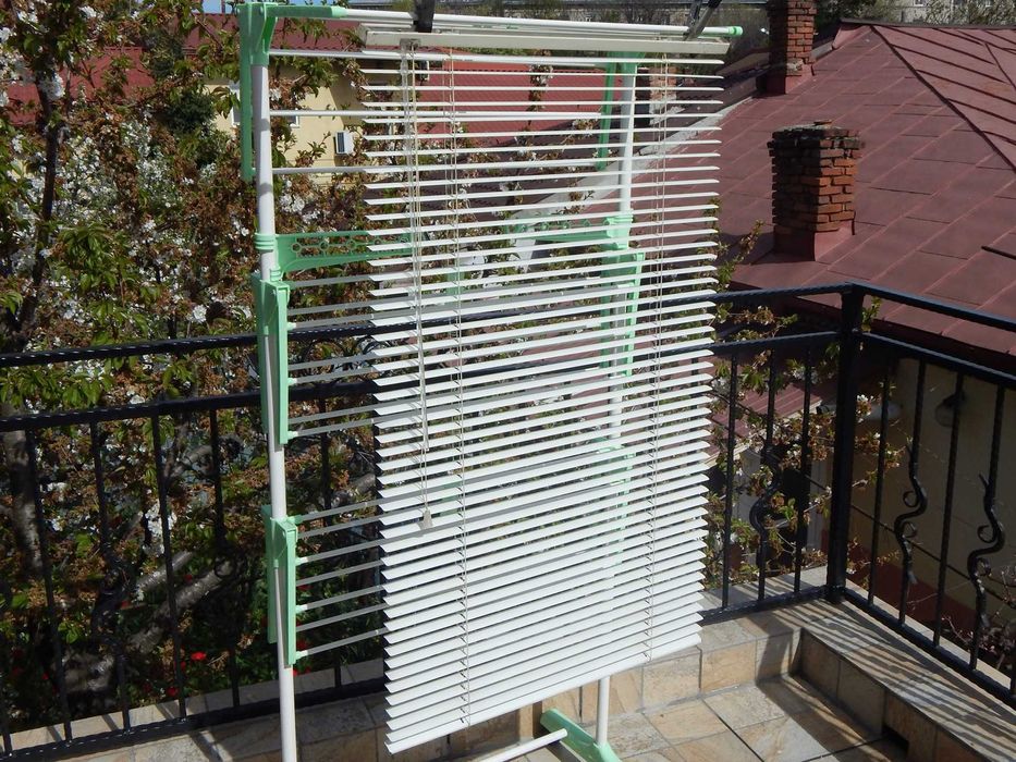 Jaluzea metalica alba dimensiuni 118 x 65 cm anii 1990 utilizata