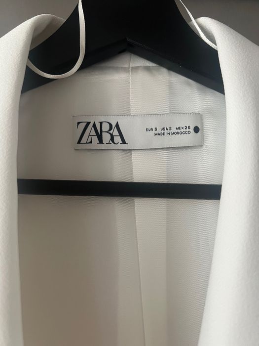 Zara бяло сако с колан