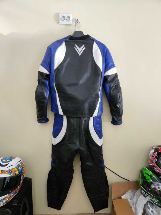 Мото кожени екипи от две части.