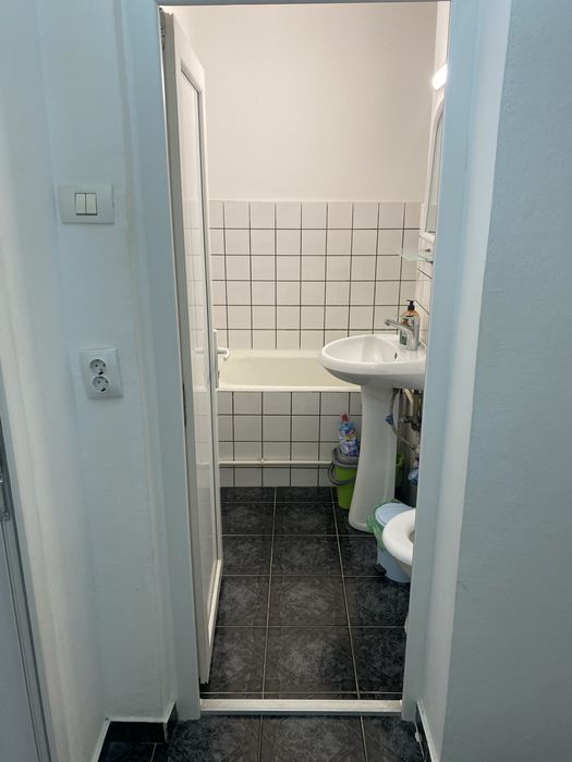 Ofer spre inchiriere garsoniera
