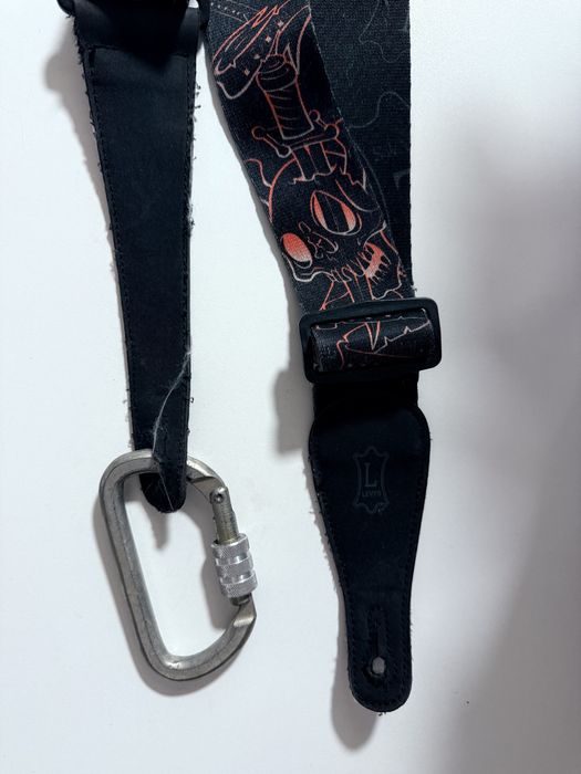 Ремент гитары Levis