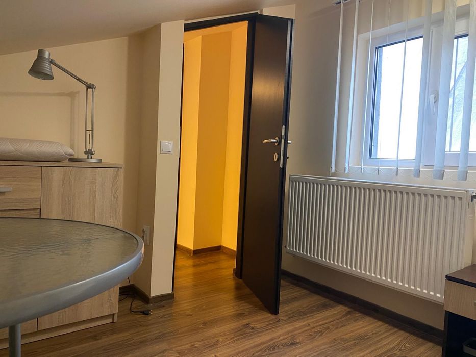 Inchiriez Apartament la casa 3 camere