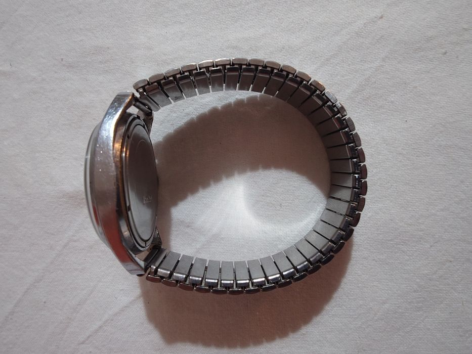 Слава с ден и дата - съветски механичен часовник , с ръчно навиване.