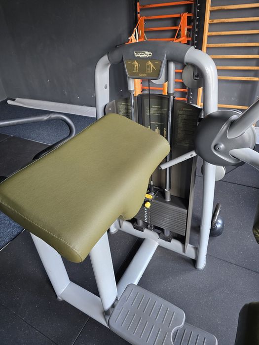 Technogym Glute (aparat mușchii fesieri și parte  spate a piciorului)