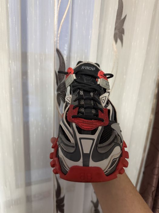 vând Balenciaga track v2