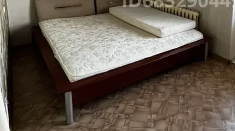 Двуспальняя кровать деревянная разобрана- сломали 2 доски