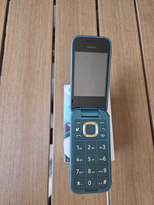 Vând telefon Nokia 2660 Flip verde.