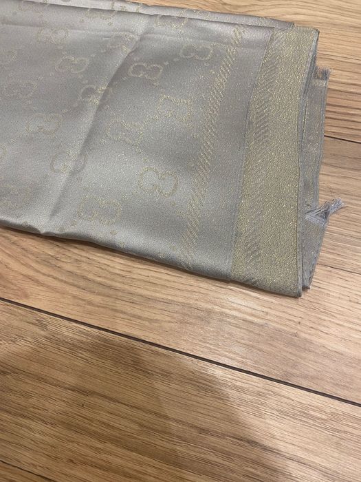 Сиво-златист шал Gucci