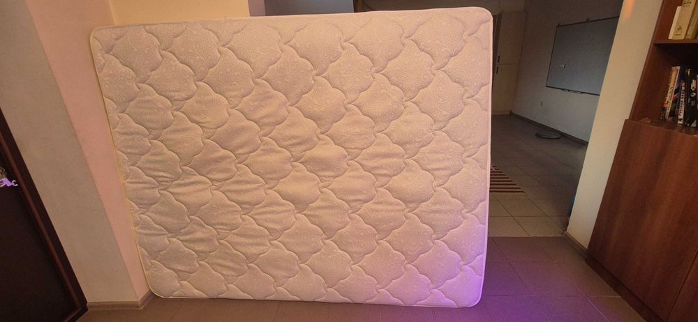 Продам матрас 200х160 б/у