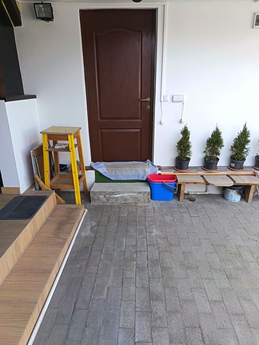 Inchiriez camera la curte