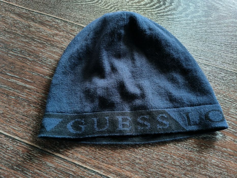 Тоненькая шапочка guess